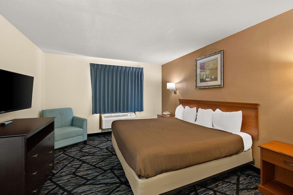Americas Best Value Inn Celina Suite, 1 King Bed, Non Smoking, Jetted Tub 2