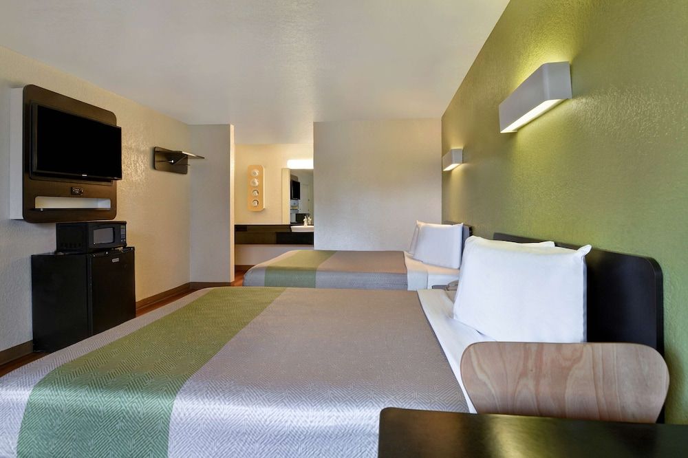 Motel 6 Destin, FL Standard Room, 2 Queen Beds, Accessible, Non Smoking 8