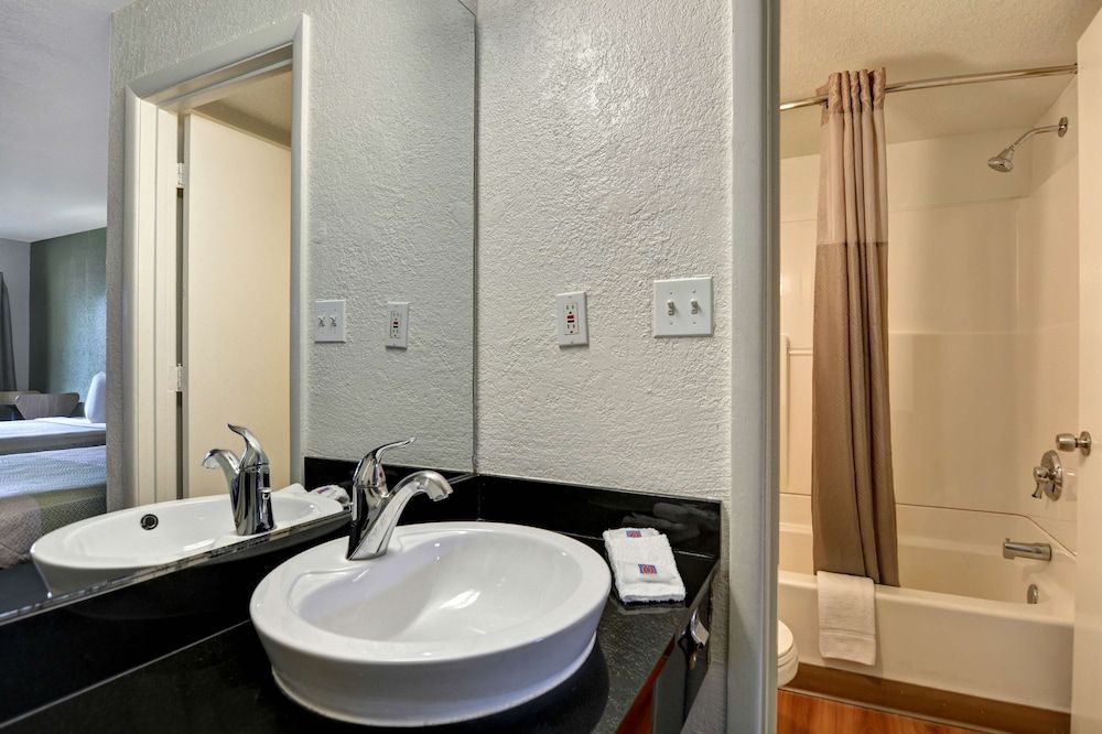 Motel 6 Destin, FL Standard Room, 2 Queen Beds, Non Smoking, Refrigerator & Microwave 9