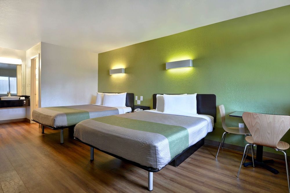 Motel 6 Destin, FL Standard Room, 2 Queen Beds, Accessible, Non Smoking 7