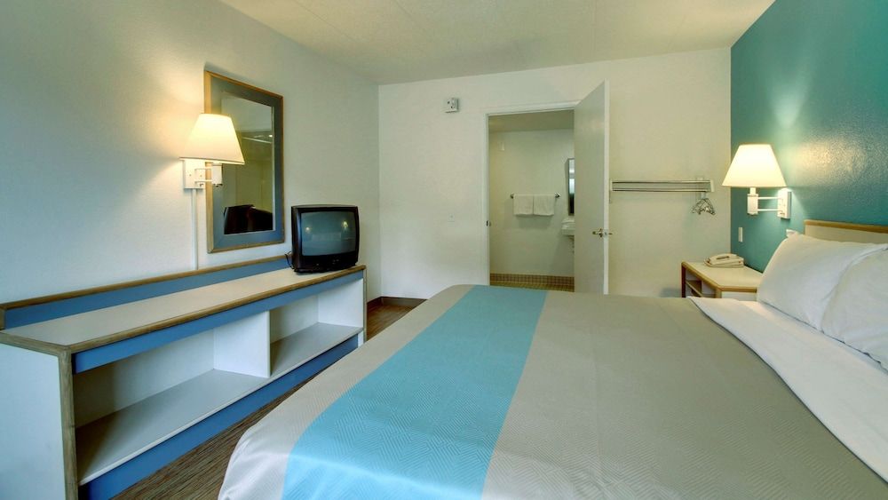 Motel 6 Cedar Rapids, IA Standard Room, 1 King Bed, Accessible, Non Smoking 2