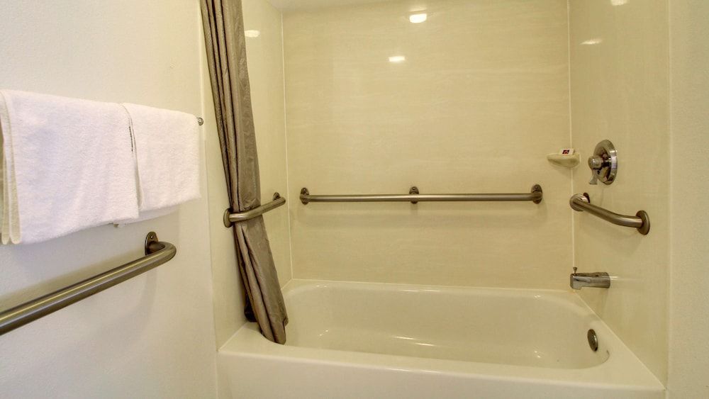 Motel 6 Cedar Rapids, IA Standard Room, 1 King Bed, Accessible, Non Smoking 5