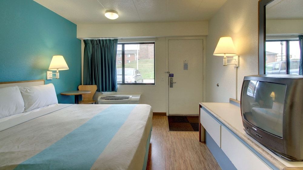 Motel 6 Cedar Rapids, IA Standard Room, 1 King Bed, Accessible, Non Smoking