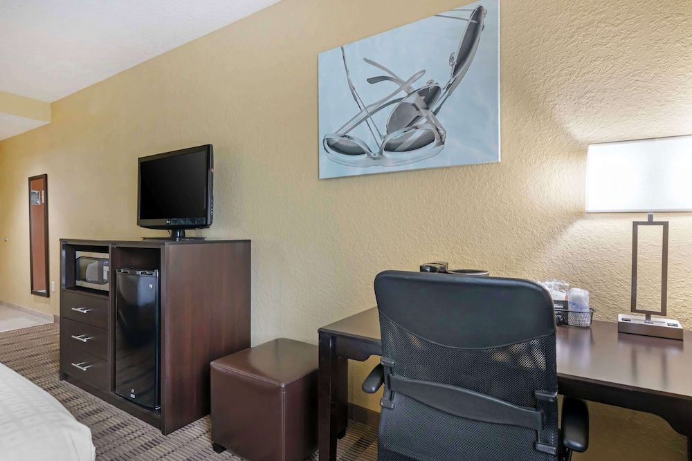 Best Western Edgewater Inn Standard Room, 2 Queen Beds, Non Smoking, Refrigerator & Microwave 4