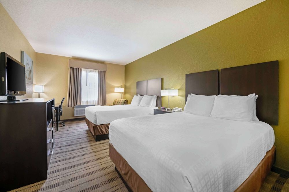 Best Western Edgewater Inn Standard Room, 2 Queen Beds, Non Smoking, Refrigerator & Microwave 2