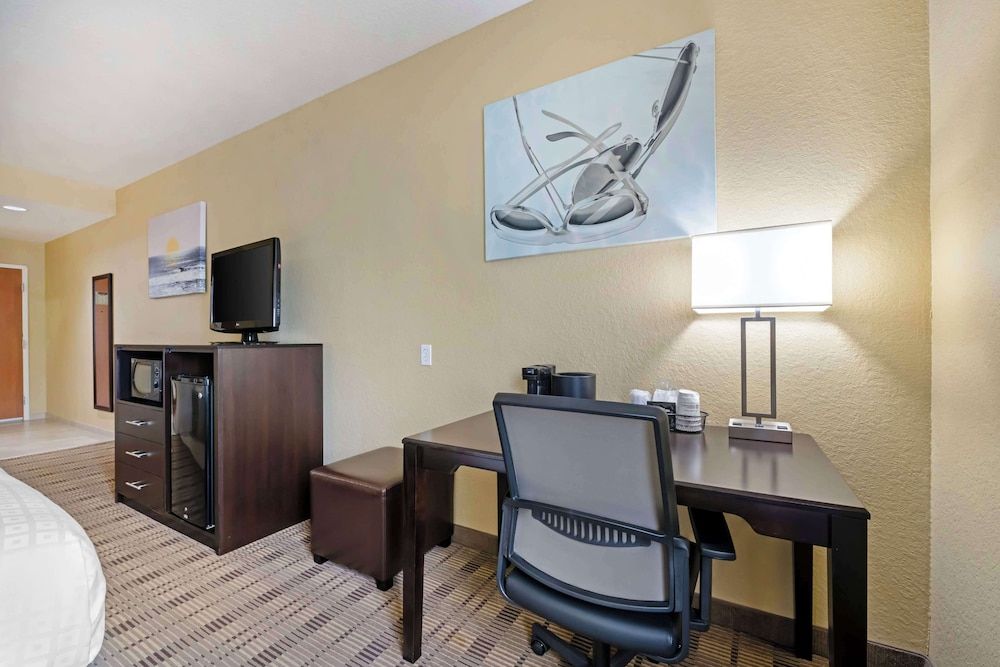 Best Western Edgewater Inn Standard Room, 1 King Bed, Non Smoking, Jetted Tub 4