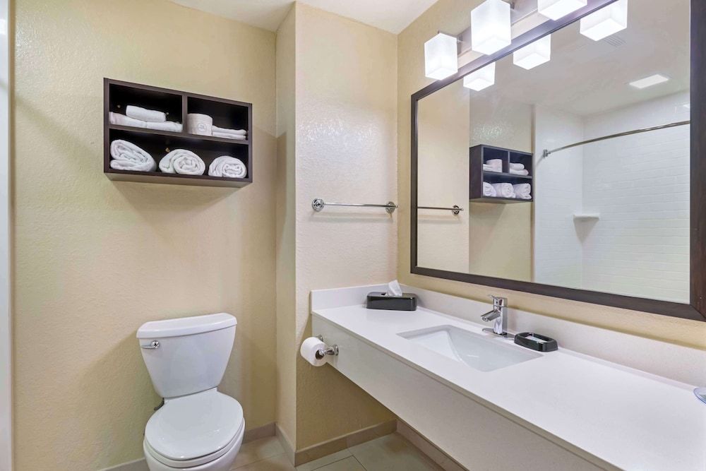 Best Western Edgewater Inn Standard Room, 1 King Bed, Non Smoking, Refrigerator & Microwave 3