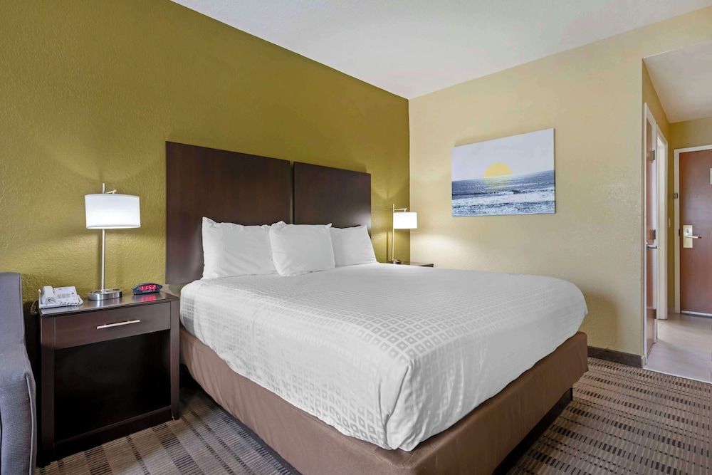 Best Western Edgewater Inn Standard Room, 1 King Bed, Non Smoking, Refrigerator & Microwave