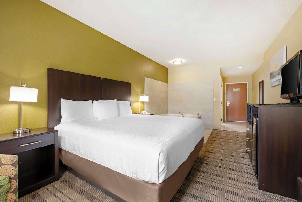 Best Western Edgewater Inn Standard Room, 1 King Bed, Non Smoking, Jetted Tub 2