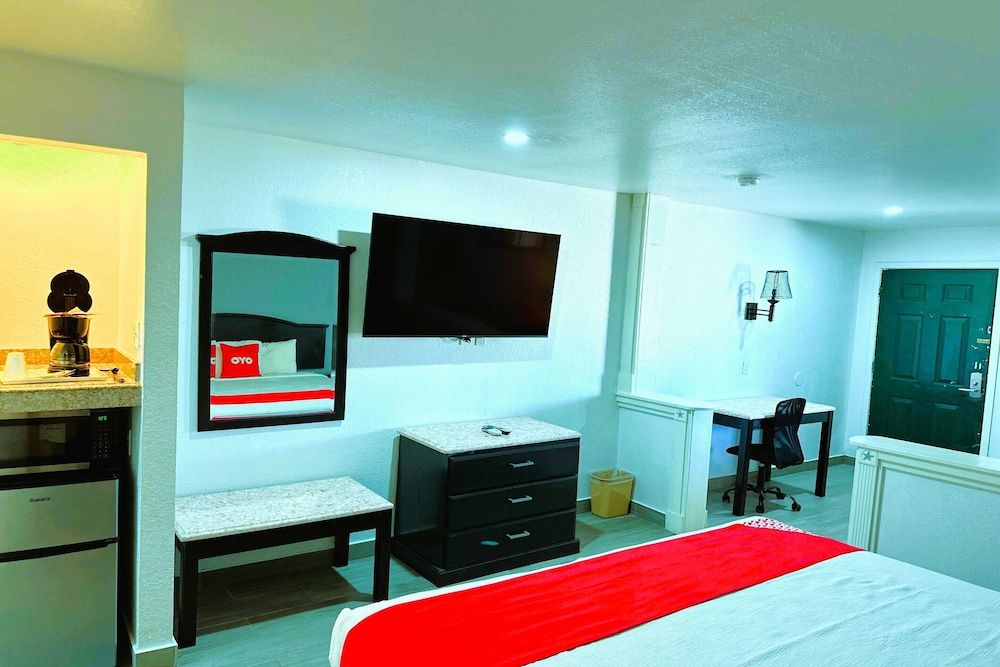 Three Rivers Executive Inn & Suites By OYO Room, 1 King Bed, Smoking 7