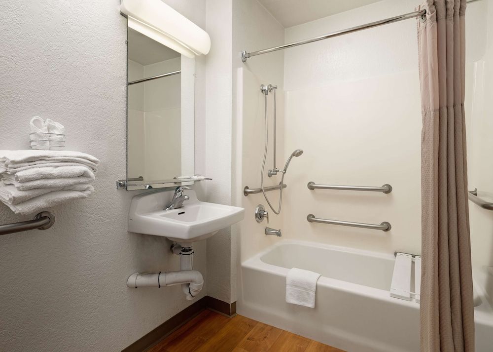 Motel 6 Camarillo, CA Standard Room, 1 Double Bed, Accessible, Non Smoking 7