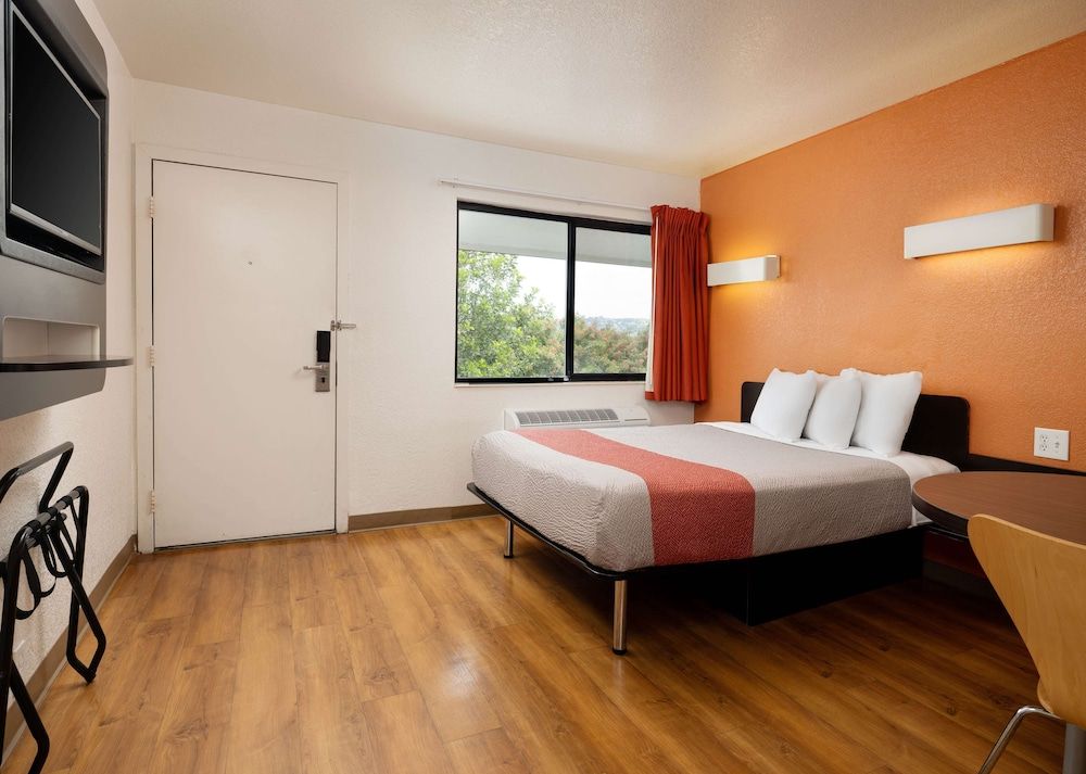 Motel 6 Camarillo, CA Standard Room, 1 Queen Bed, Non Smoking 2