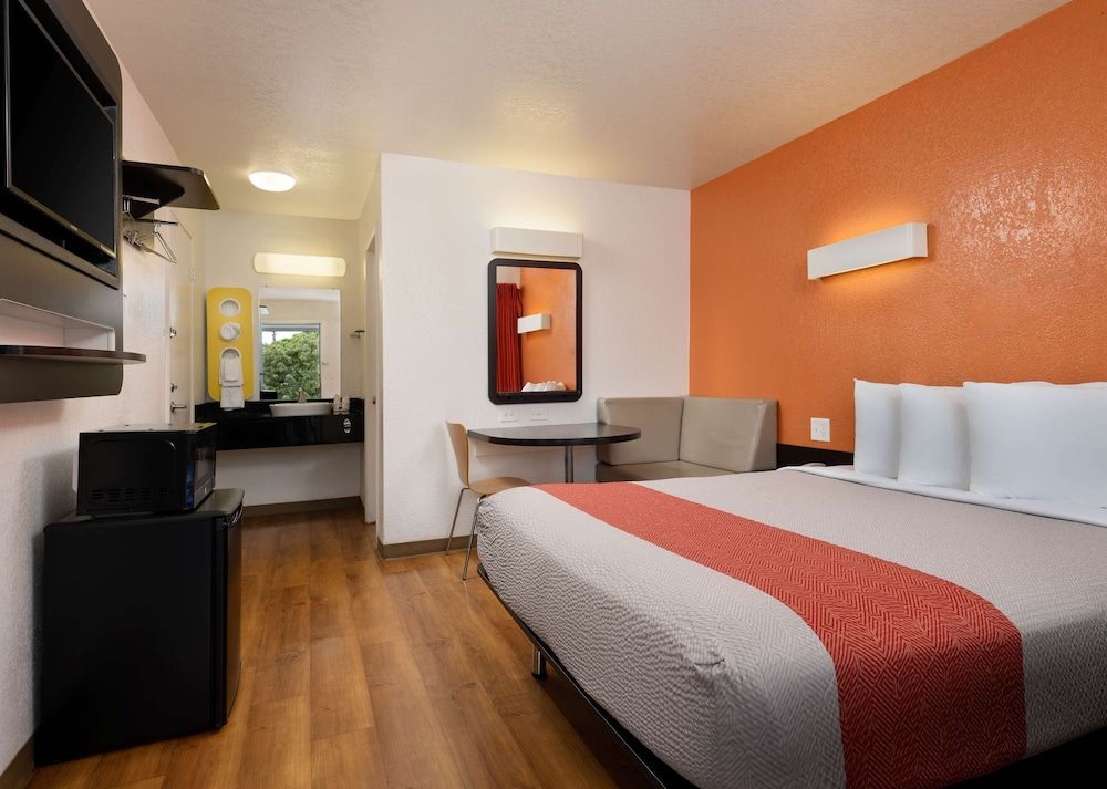 Motel 6 Camarillo, CA Standard Room, 1 Queen Bed, Non Smoking 3