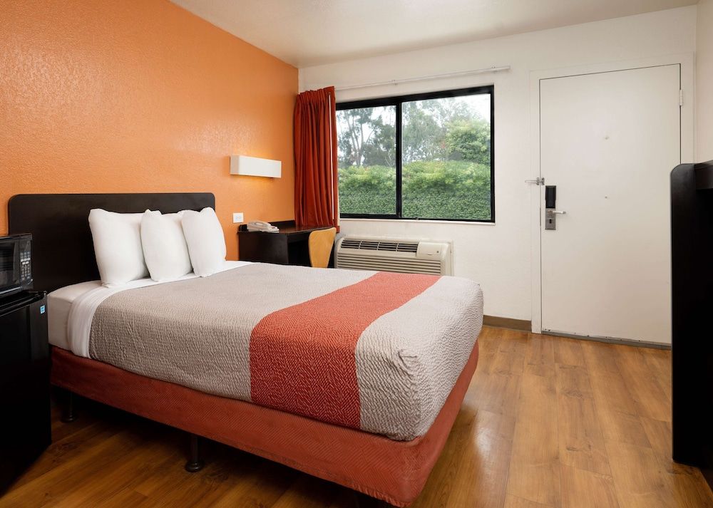 Motel 6 Camarillo, CA Standard Room, 1 Double Bed, Accessible, Non Smoking 3