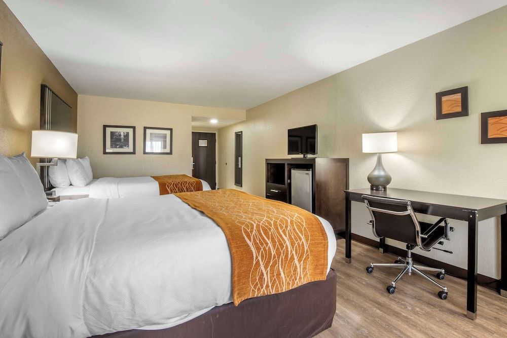 Family Suite, 2 Queen Beds (2nd Floor)