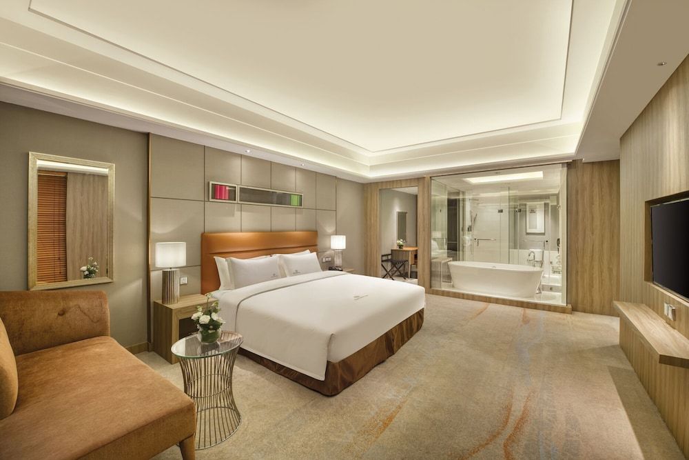 Deluxe Suite, 1 King Bed, Balcony, Mountain View