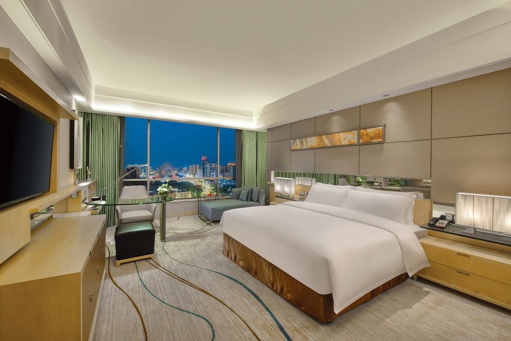 Deluxe Room, 1 King Bed, Balcony, Mountain View