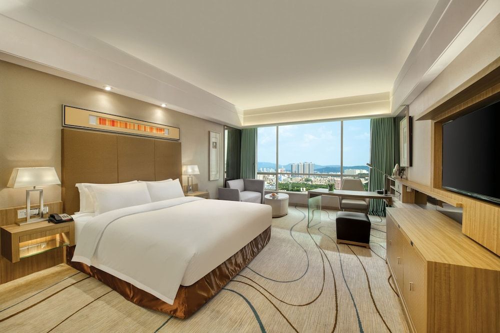 Deluxe Room, 1 King Bed, Garden View
