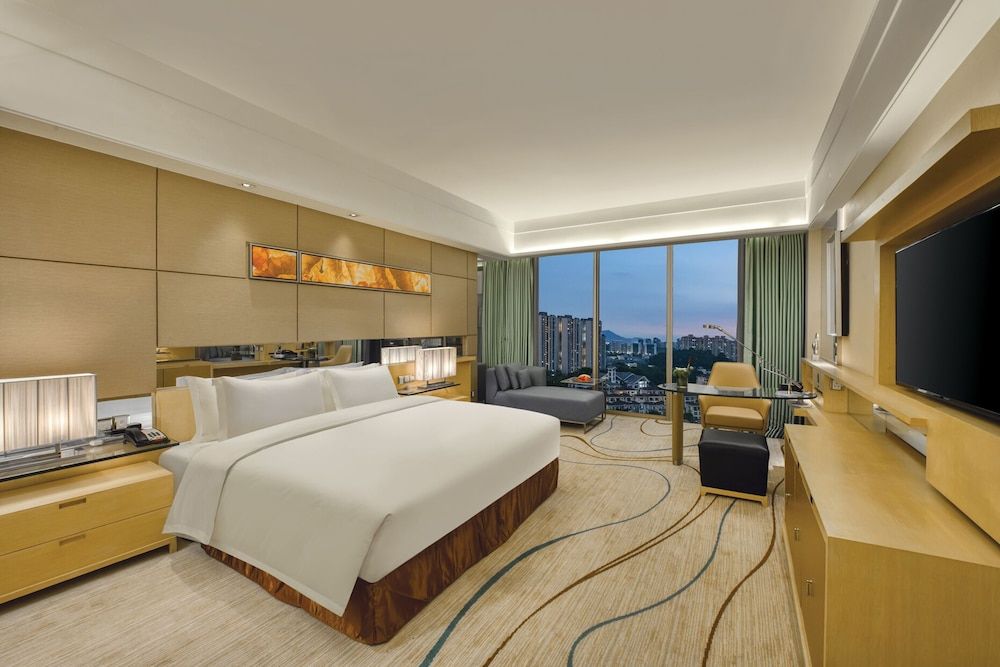 Executive Room, 1 King Bed, Balcony, Mountain View