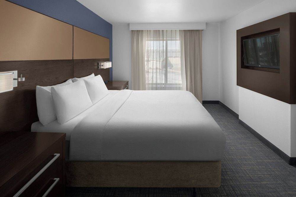 Suite, 2 Bedrooms, Non Smoking (Mobility Accessible, Roll-in Shower)