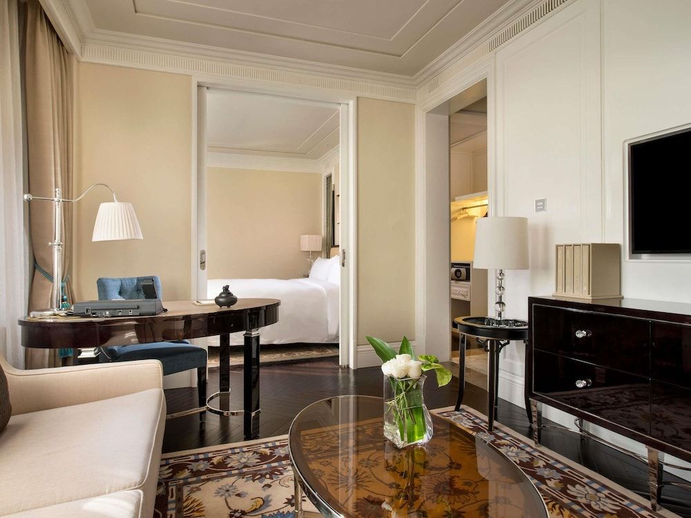 Suite, 1 King Bed, Garden View (Prestige)