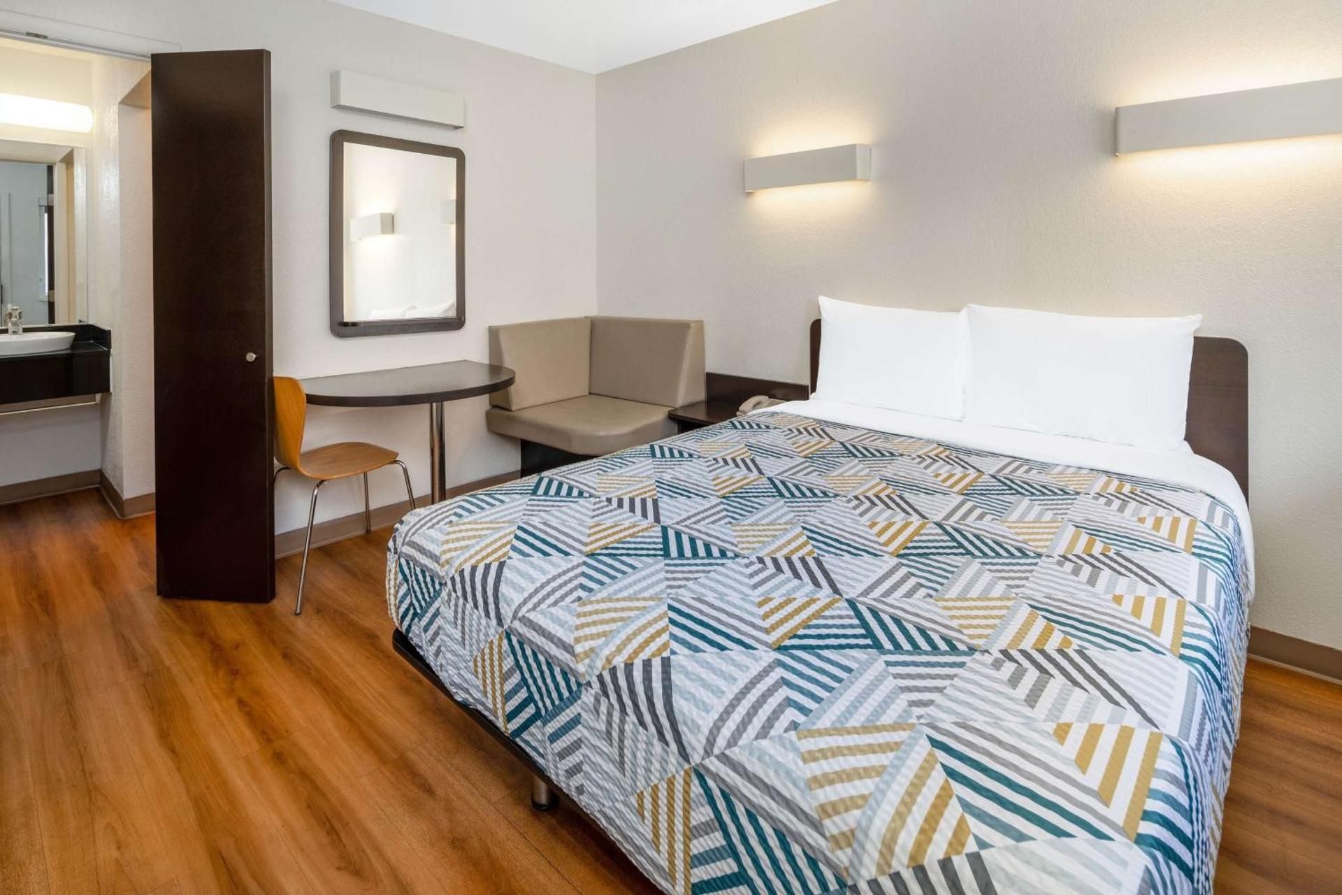 undefined Motel 6 Santa Barbara, CA - State Street 10