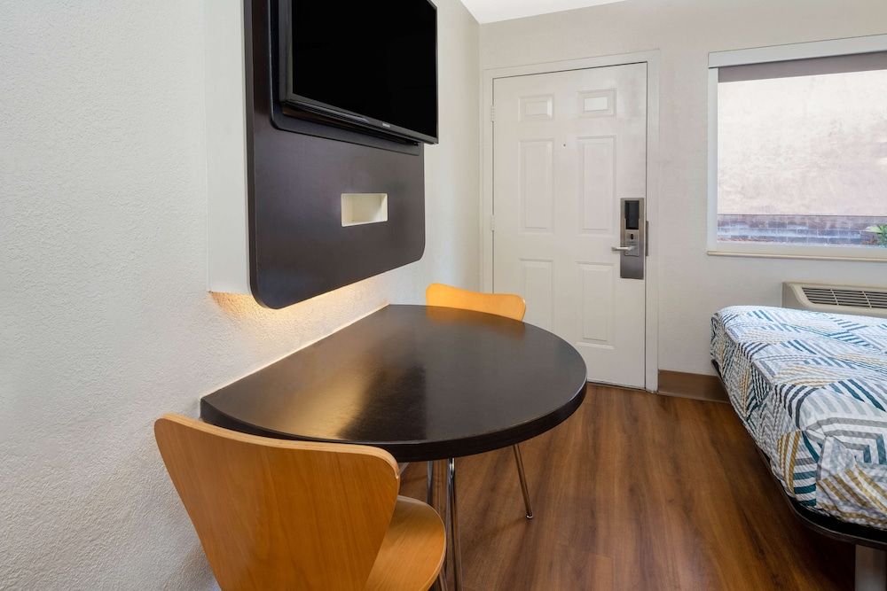 undefined Motel 6 Santa Barbara, CA - State Street 2