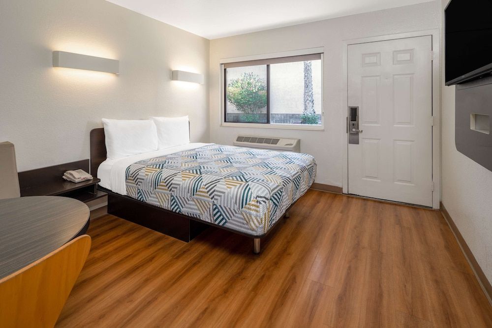 undefined Motel 6 Santa Barbara, CA - State Street 10