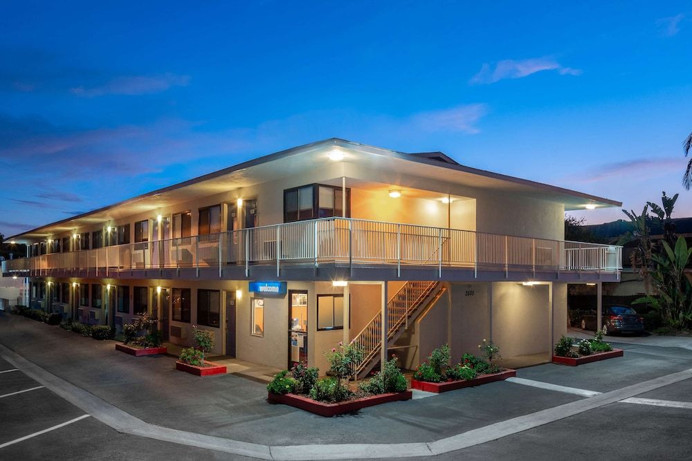 undefined Motel 6 Santa Barbara, CA - State Street 3
