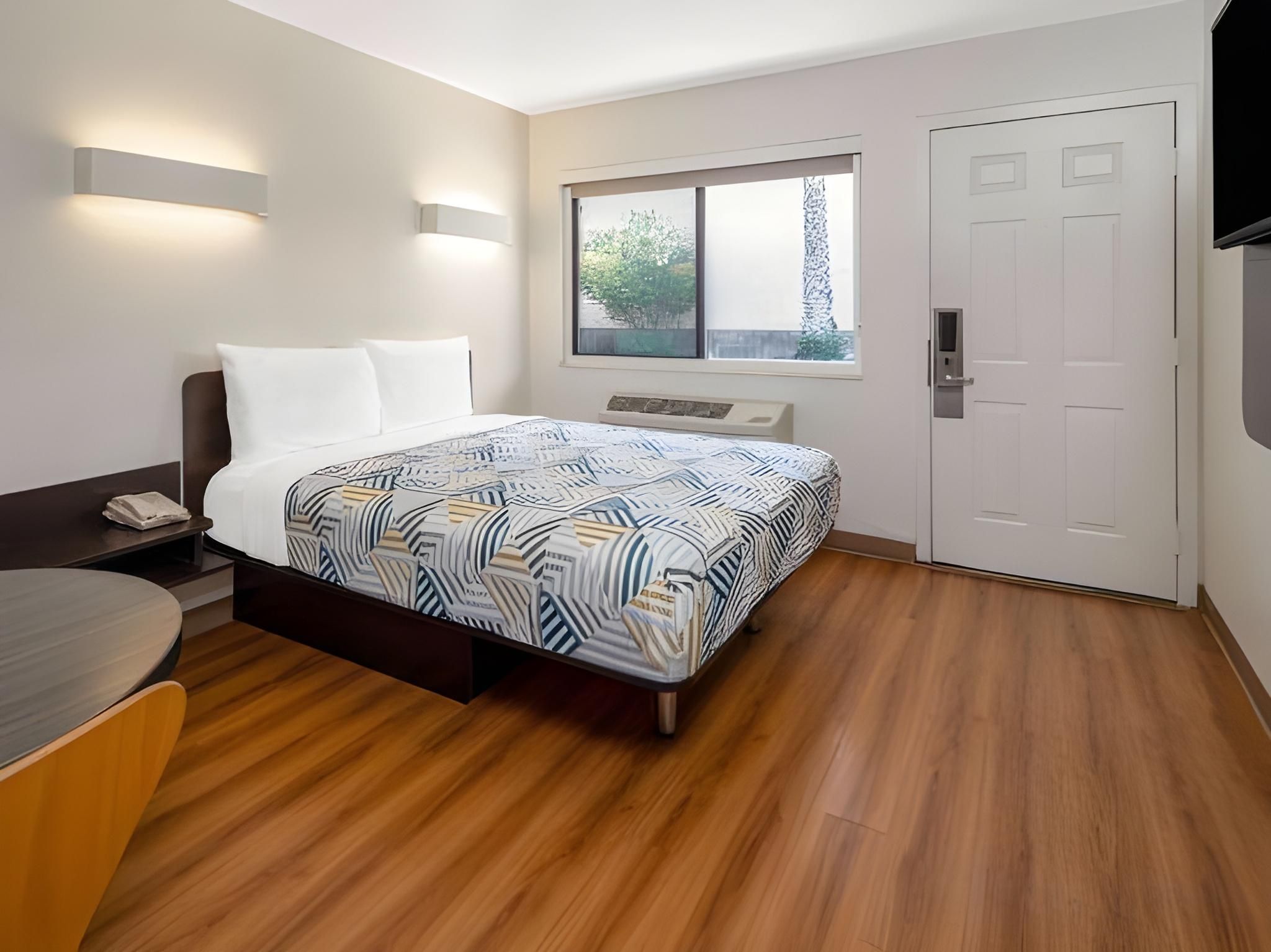 undefined Motel 6 Santa Barbara, CA - State Street 7
