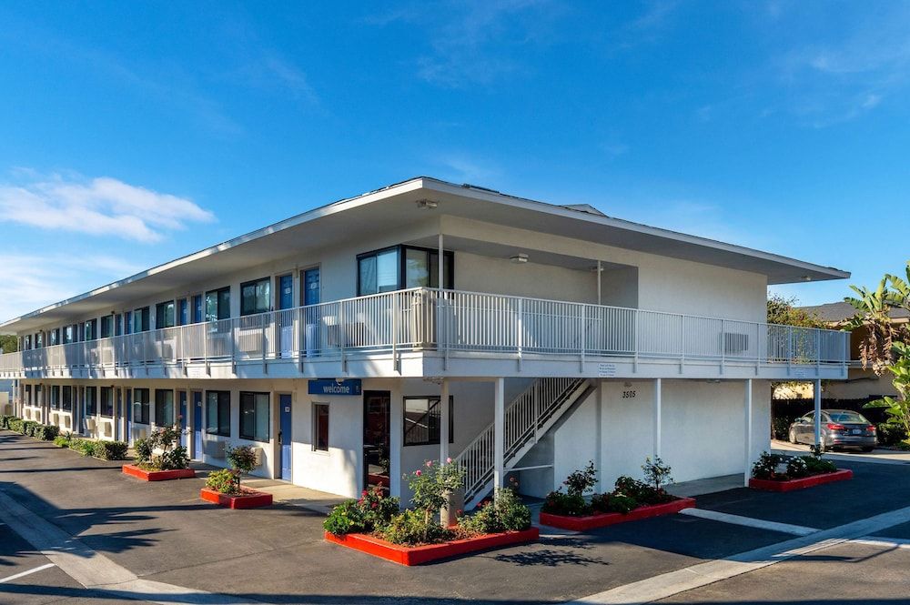 undefined Motel 6 Santa Barbara, CA - State Street 2