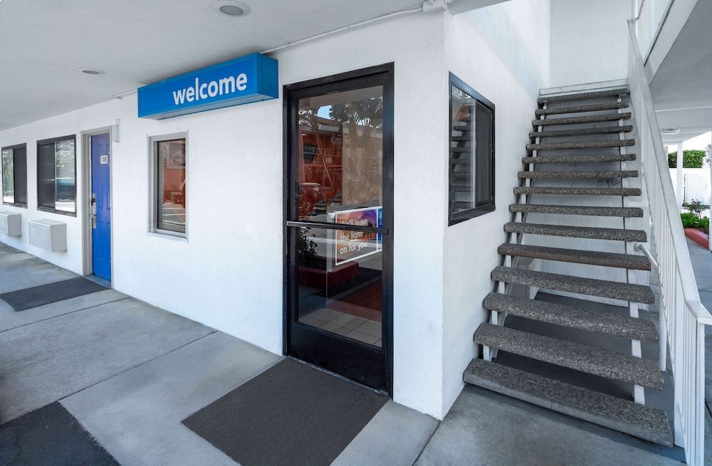 undefined Motel 6 Santa Barbara, CA - State Street 4