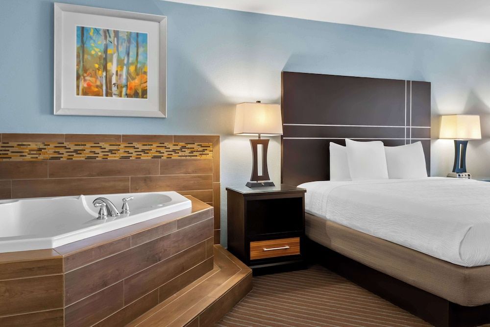 Standard Room, 1 King Bed, Non Smoking, Jetted Tub