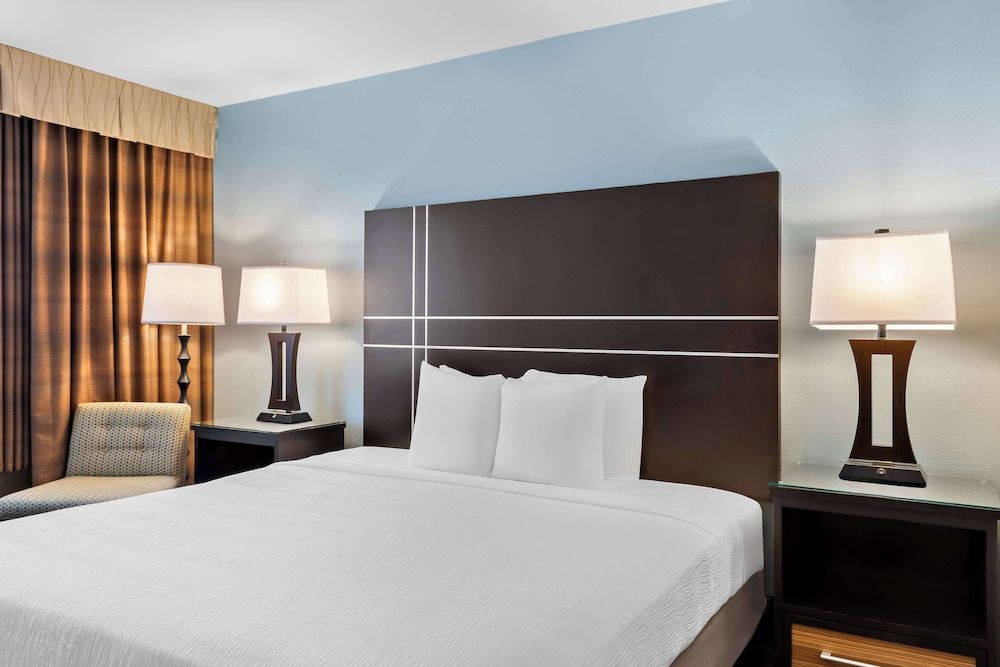Standard Room, 1 King Bed, Accessible, Bathtub
