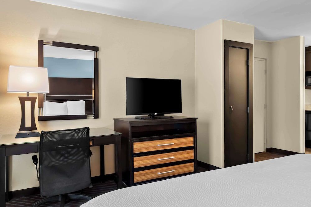 Standard Room, 1 King Bed, Non Smoking, Jetted Tub
