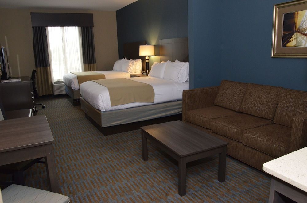 Suite, 2 Queen Beds, Accessible (Mobility Tub)