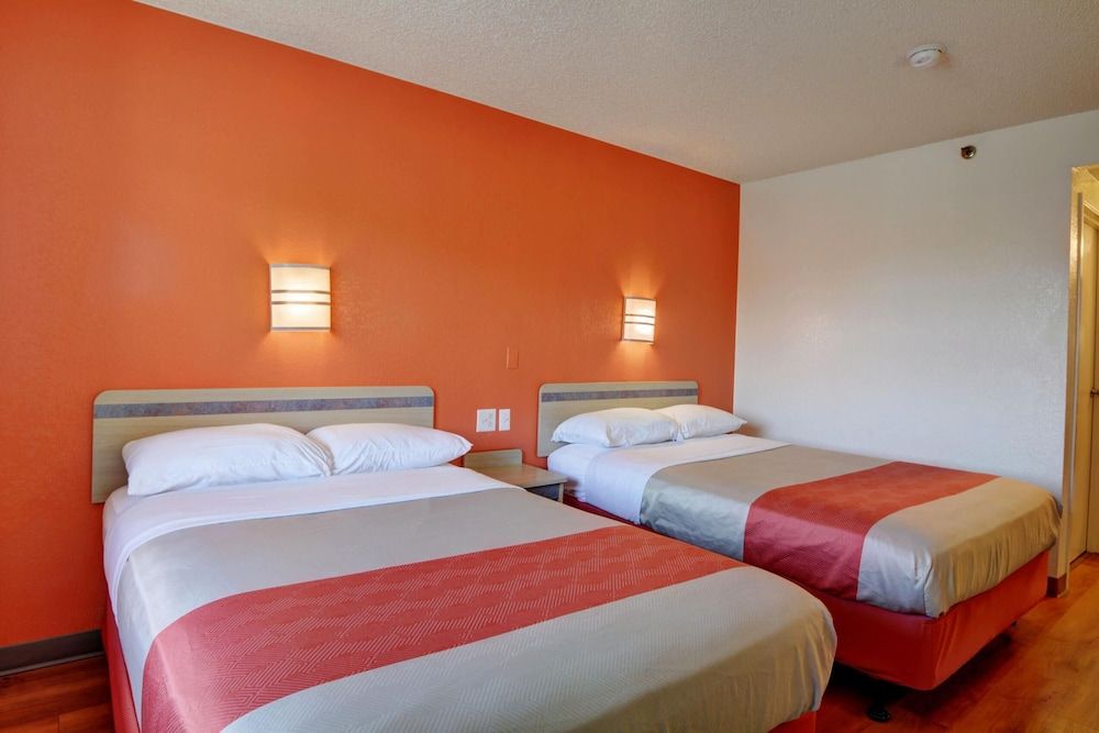 Motel 6 Wethersfield, CT - Hartford Deluxe Room, 2 Double Beds, Accessible, Non Smoking 4