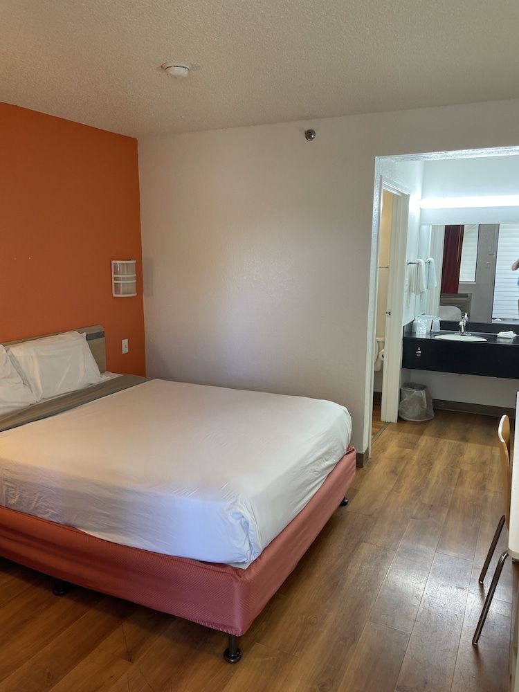 Motel 6 Wethersfield, CT - Hartford Standard Room, 1 Queen Bed, Non Smoking 2