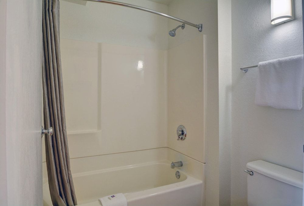 Motel 6 Wethersfield, CT - Hartford Standard Room, 1 Queen Bed, Non Smoking 8