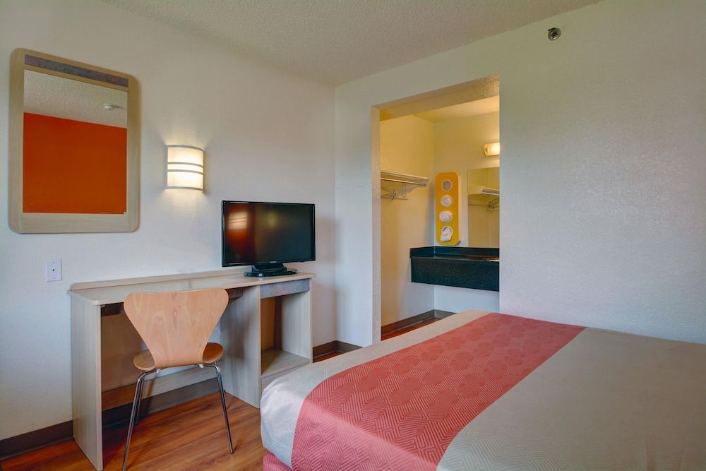 Motel 6 Wethersfield, CT - Hartford Standard Room, 1 Queen Bed, Non Smoking 9