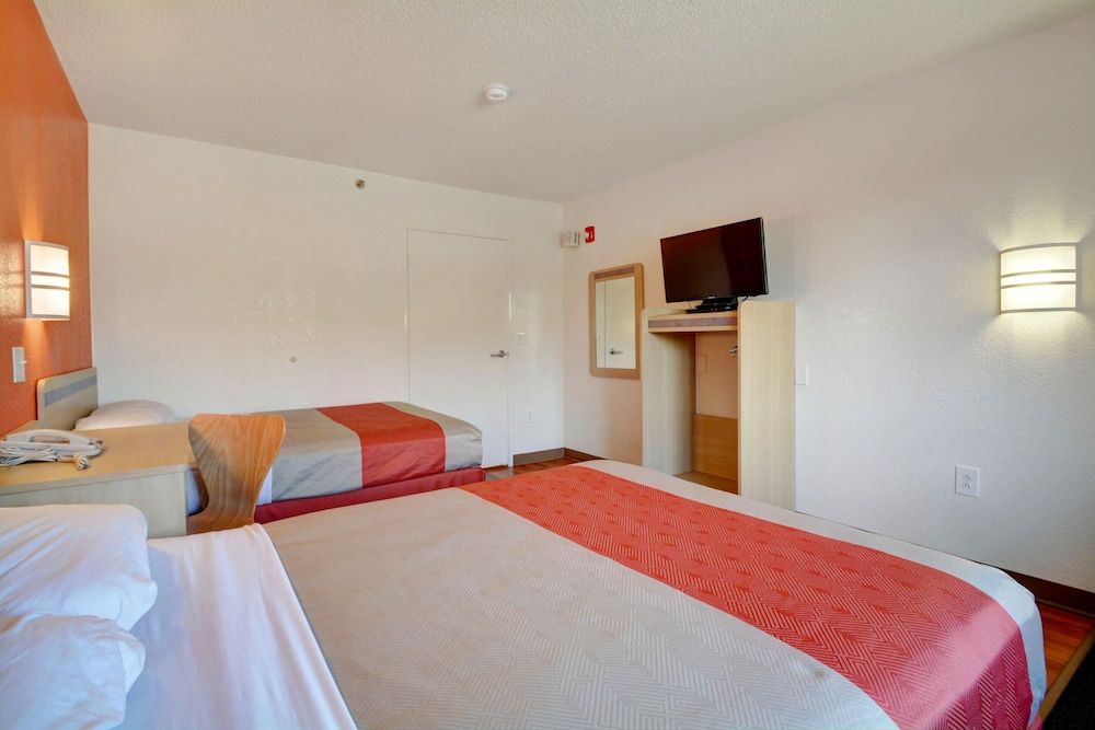 Motel 6 Wethersfield, CT - Hartford Deluxe Room, 2 Double Beds, Accessible, Non Smoking 5