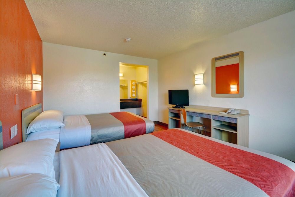 Motel 6 Wethersfield, CT - Hartford Deluxe Room, 2 Double Beds, Accessible, Non Smoking 7