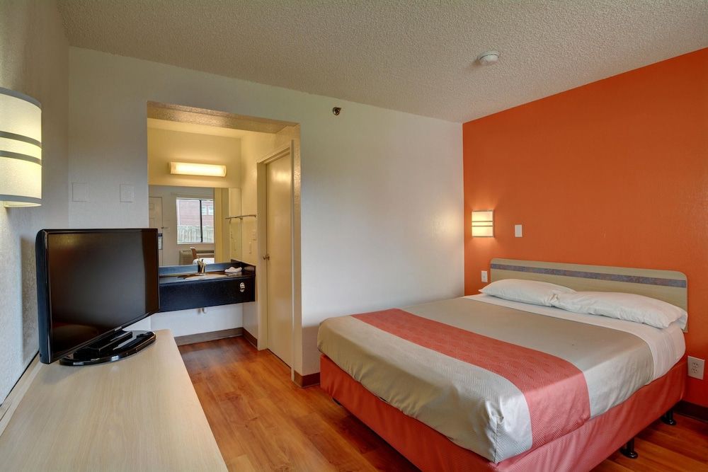 Motel 6 Wethersfield, CT - Hartford Standard Room, 1 Queen Bed, Non Smoking 6