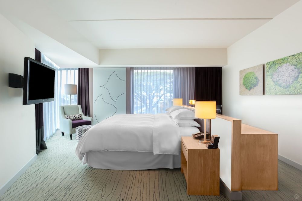 Deluxe Room, 1 King Bed, Non Smoking, Corner