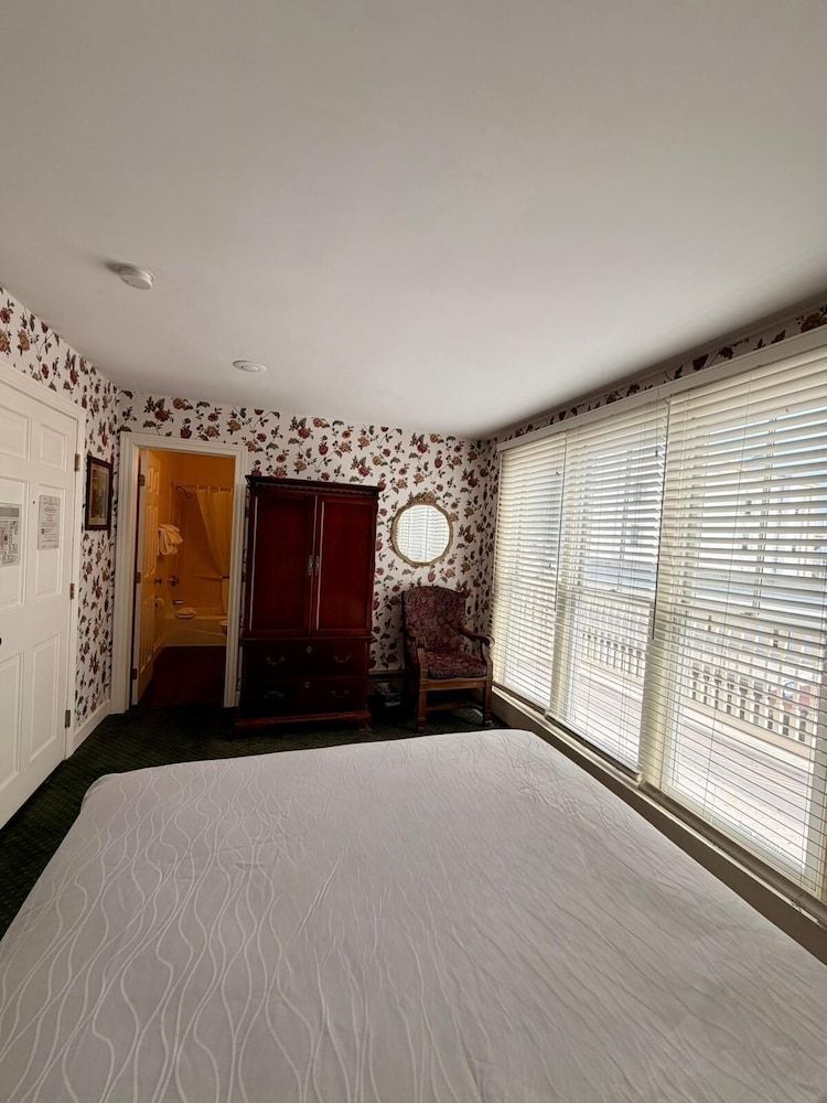 Deluxe Room, 1 Queen Bed (Harbor View)
