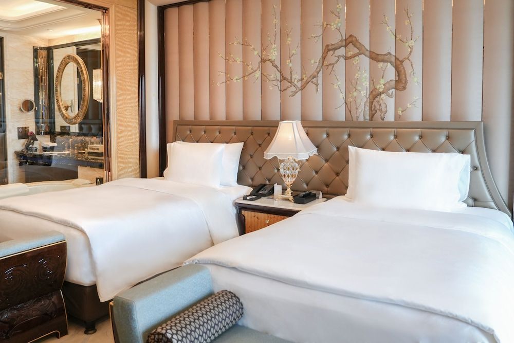 Wanda Reign Wuhan Executive Twin Room with Donghu View 3