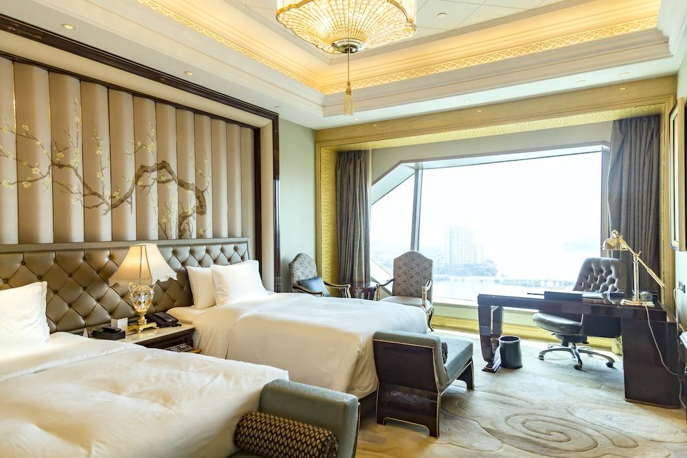 Wanda Reign Wuhan Executive Twin Room with Donghu View 4