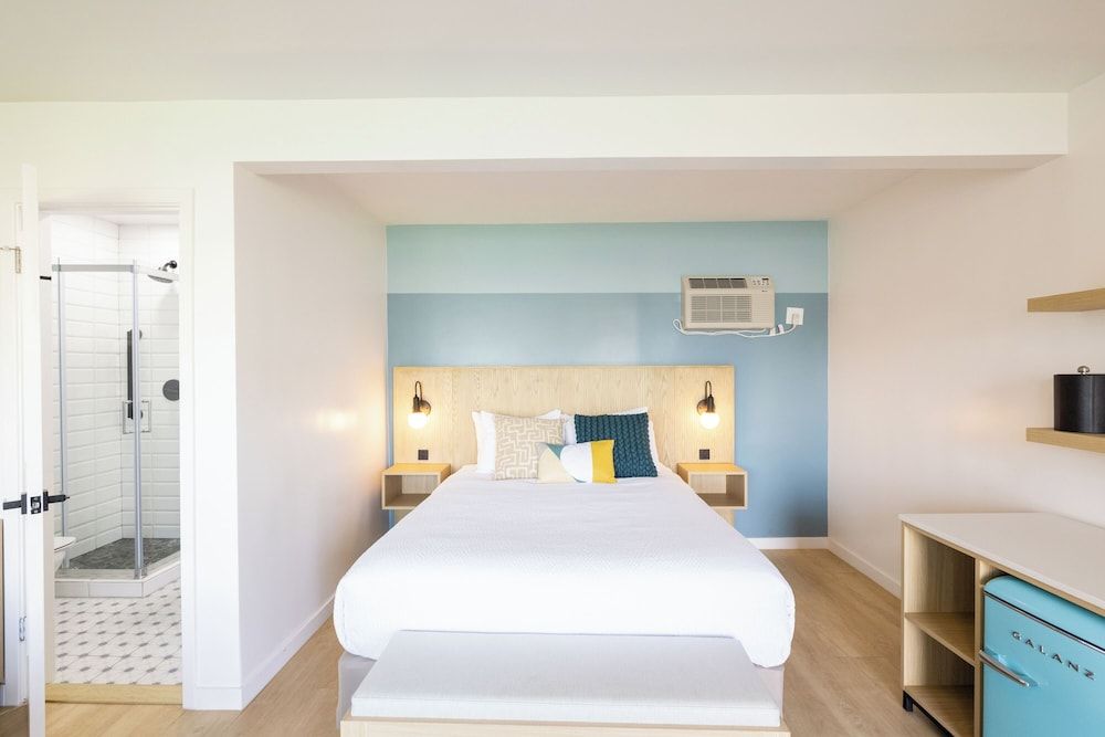 The Tides Oceanview Inn and Cottages Standard Room, 2 Queen Beds 2