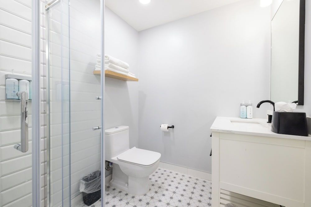 The Tides Oceanview Inn and Cottages Room, 1 King Bed, Ocean View 10