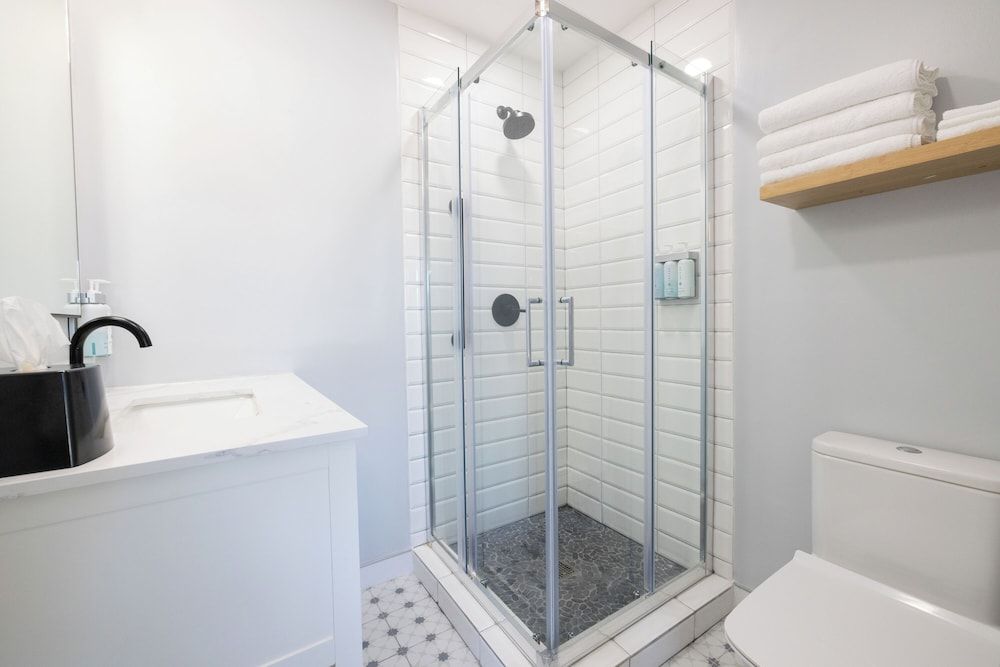 The Tides Oceanview Inn and Cottages Room, 1 King Bed, Ocean View 9
